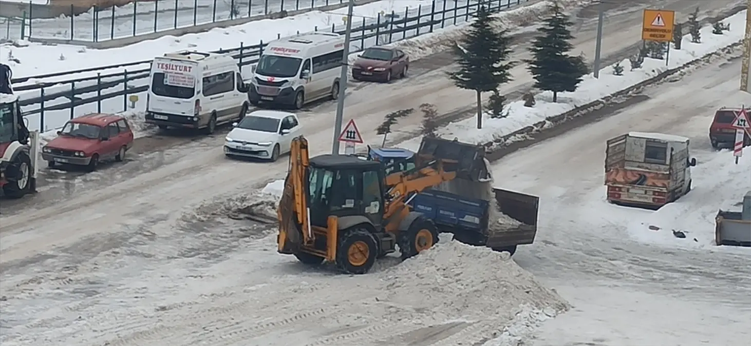 Yeşilyurt\'ta karla mücadele çalışmaları sürüyor