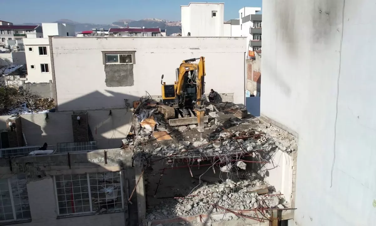 Adıyaman\'da Kontrollü Yıkım Uygulaması