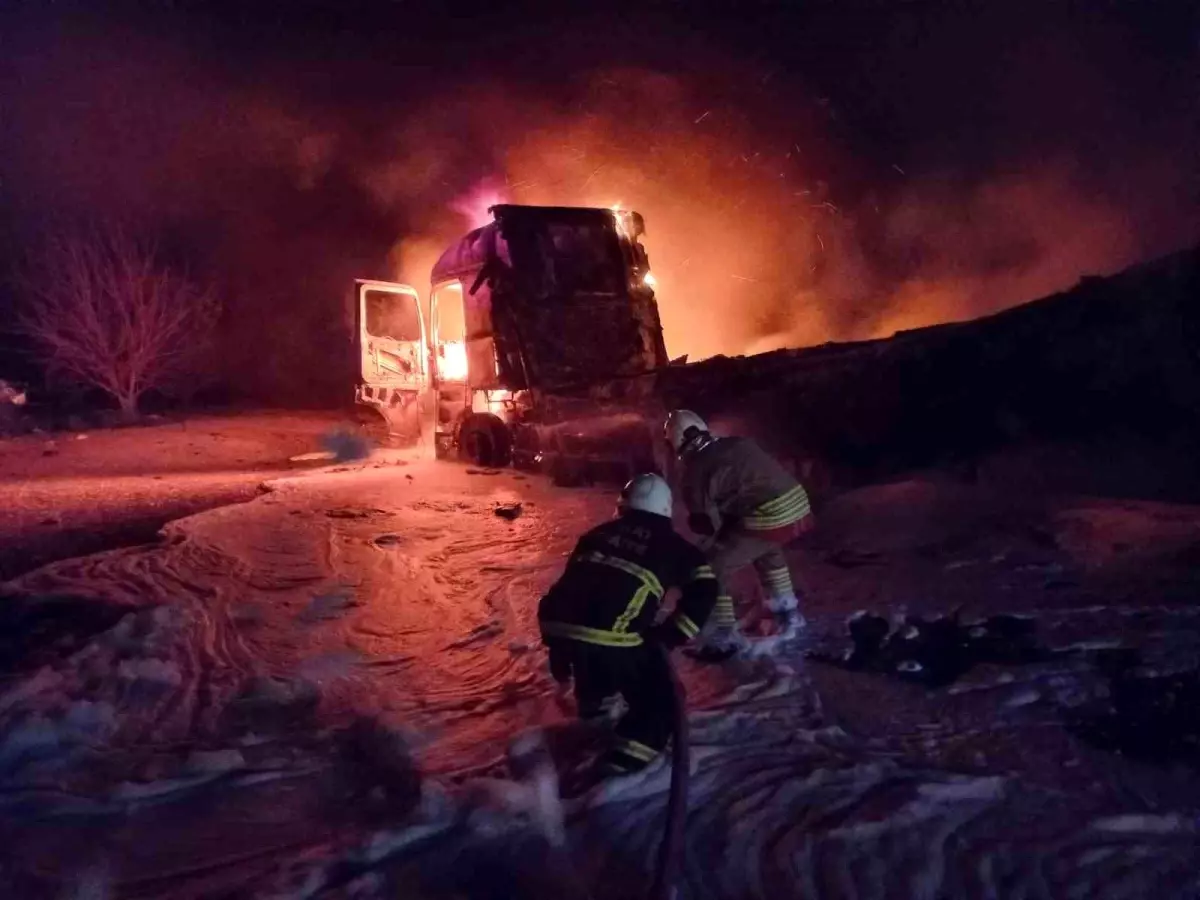 Alevlere teslim olan tır yanarak kullanılamaz hale geldi