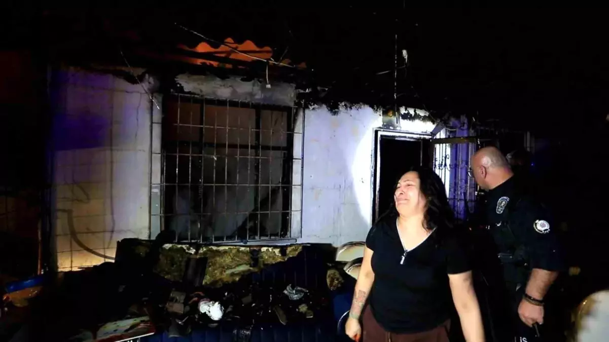 Antalya\'da gecekondu yangını: Küle dönen evini görünce gözyaşlarına boğuldu