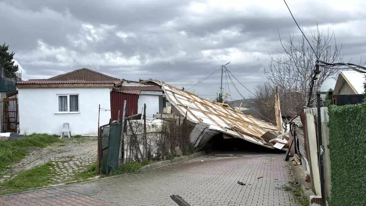Arnavutköy\'de çatı 30 metre uçarak başka evin üzerine düştü