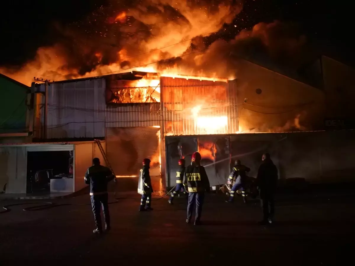 Tiran\'da Yangın Panik Yarattı