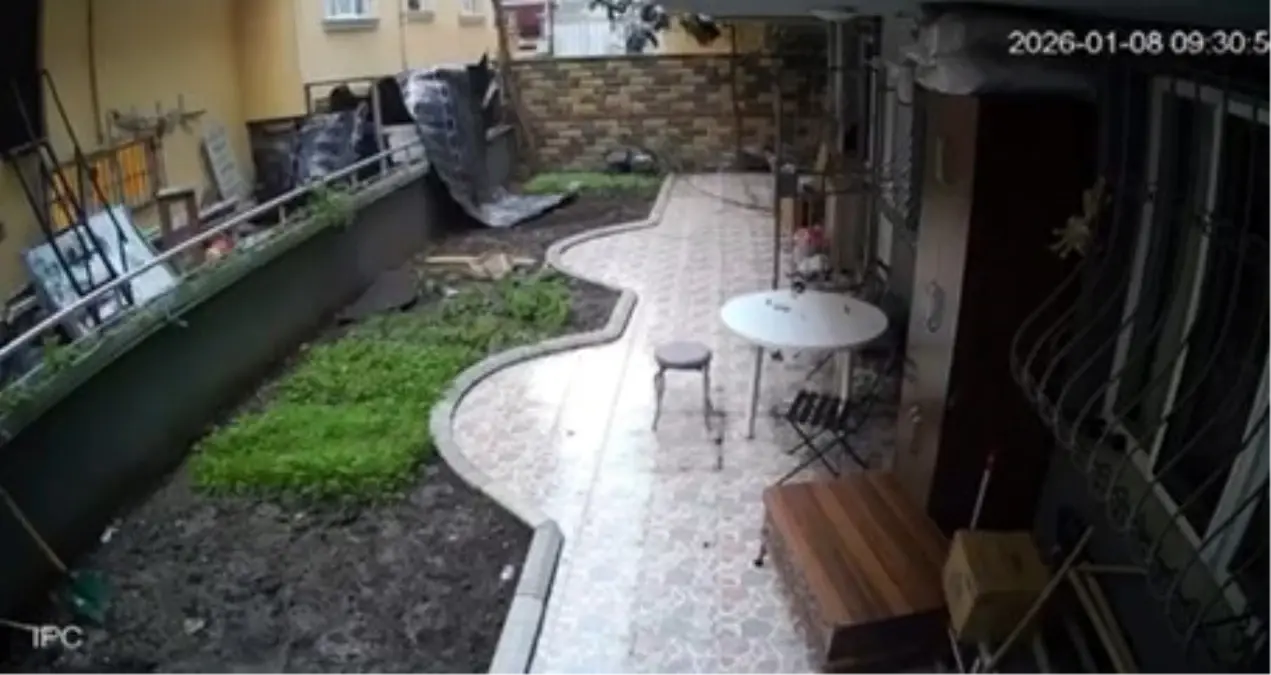 Kuvvetli Rüzgar, Binanın Çatısından Parçalar Düşürdü