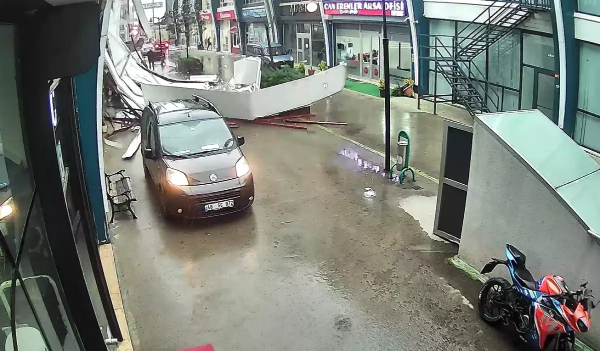 Avcılar\'da Fırtına: Çatı Parçaları Uçtu, Panik Yarattı