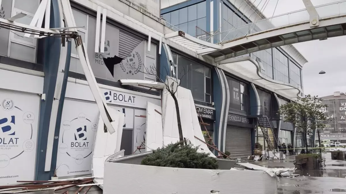 Avcılar\'da Fırtına, İş Merkezi Çatısını Uçurdu
