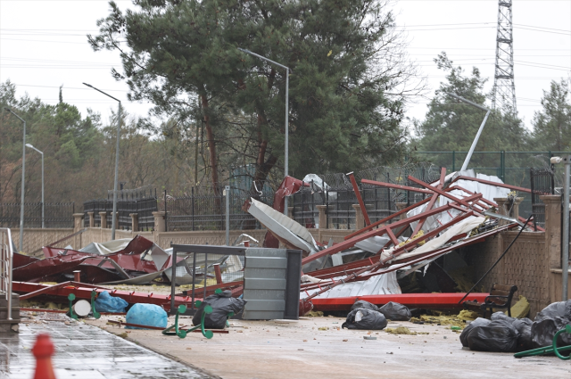Ayasofya'da Mimar Sinan Minaresi'ne ait alem şiddetli rüzgar nedeniyle düştü