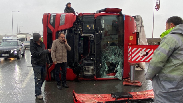 Ayasofya'da Mimar Sinan Minaresi'ne ait alem şiddetli rüzgar nedeniyle düştü