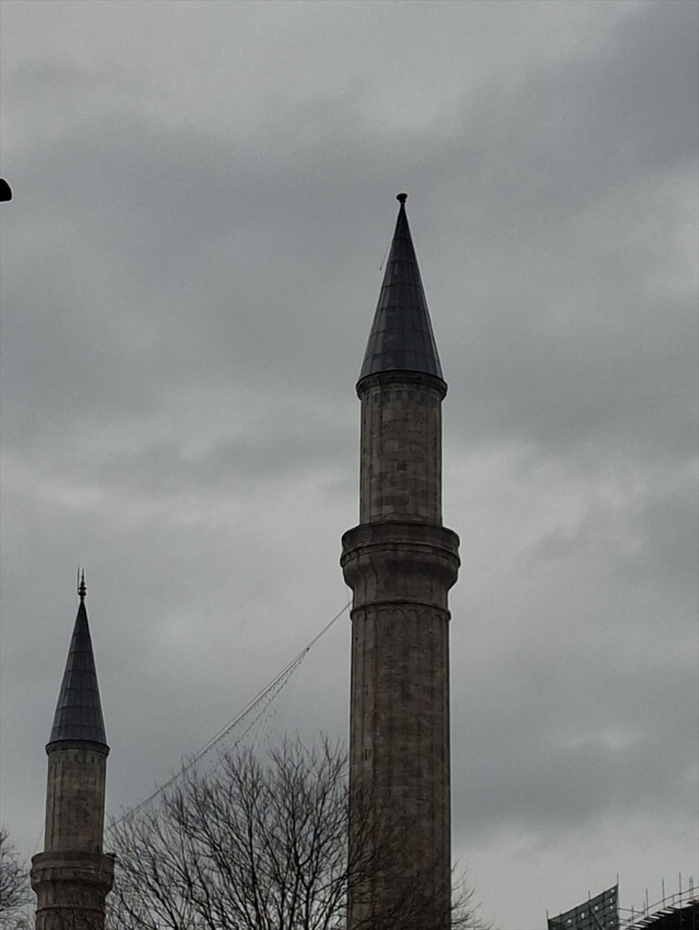Ayasofya'da Mimar Sinan Minaresi'ne ait alem şiddetli rüzgar nedeniyle düştü