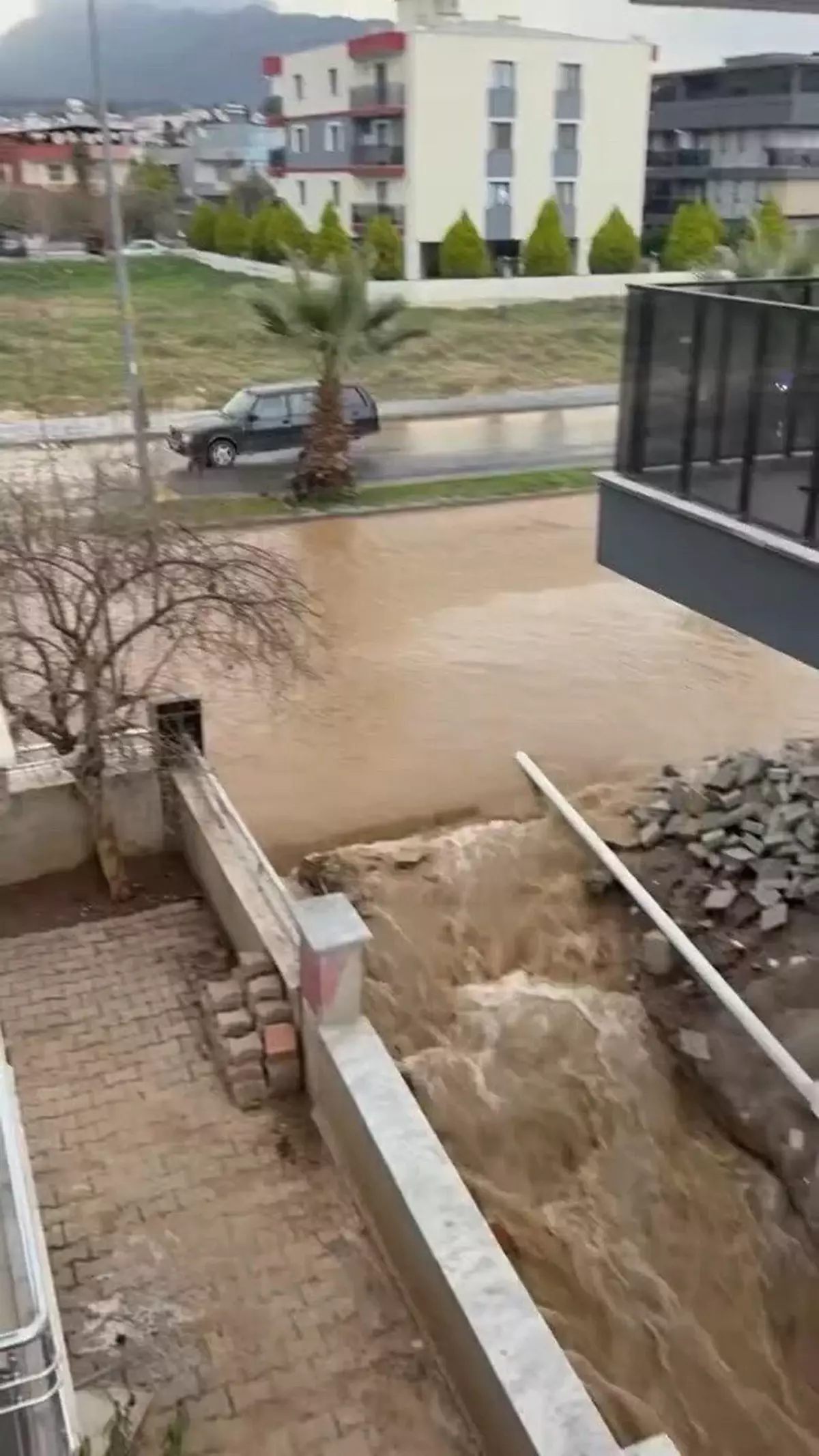 Aydın\'da Sağanak ve Rüzgar Hayatı Olumsuz Etkiledi