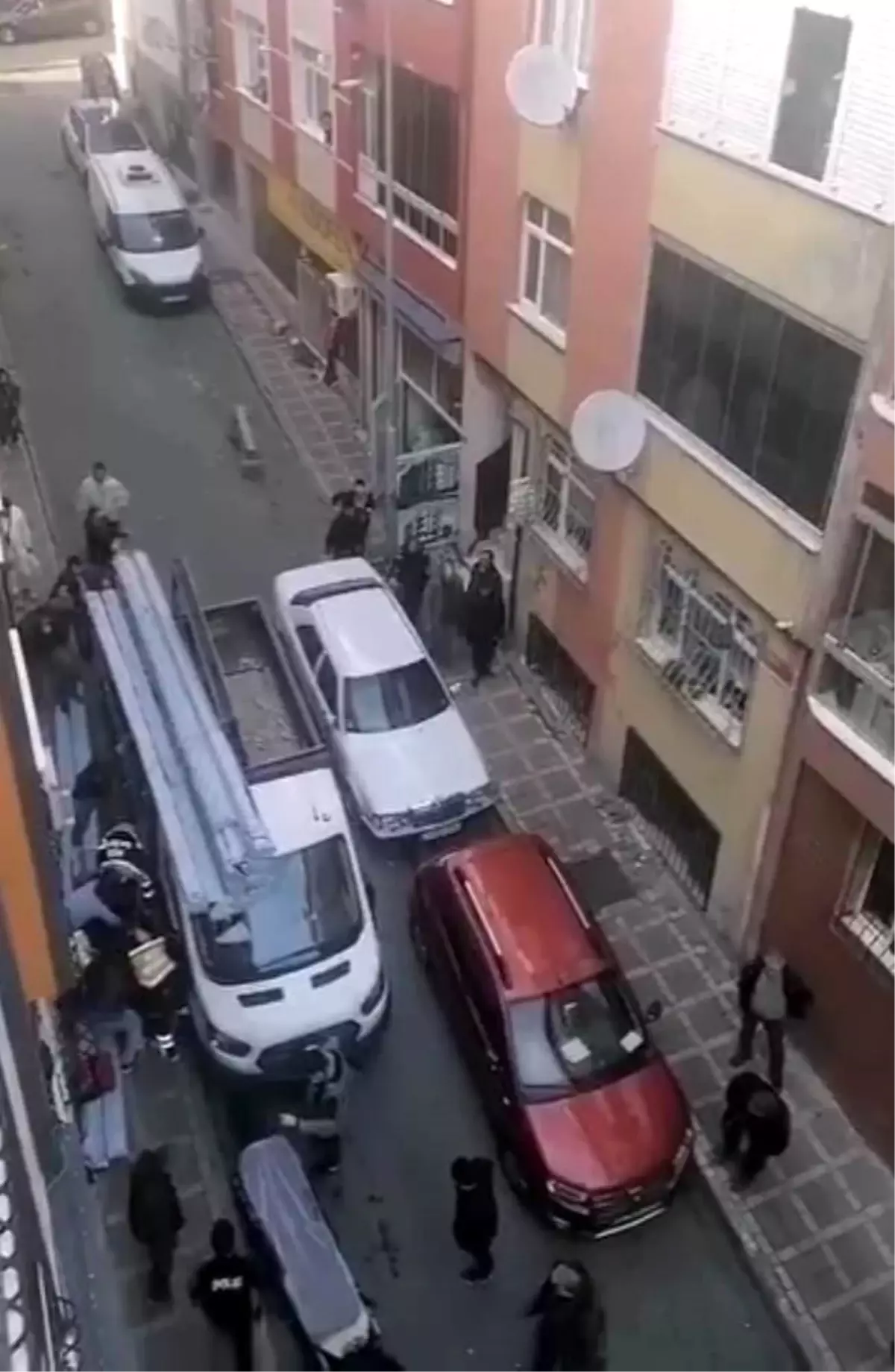 İstanbul\'da İşçi Malzeme Düşmesiyle Yaralandı