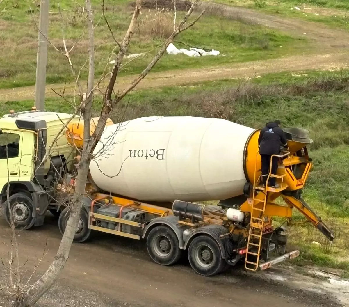 Beton mikseri boş araziye atık döktü iddiası