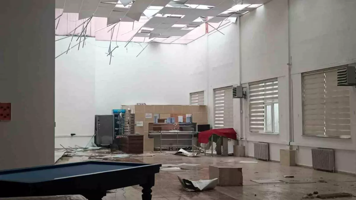 Pazaryeri\'nde Fırtına Hasara Yol Açtı