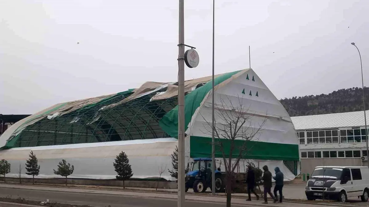 Bozkır\'da fırtına çatıları uçurdu, ağaçları devirdi