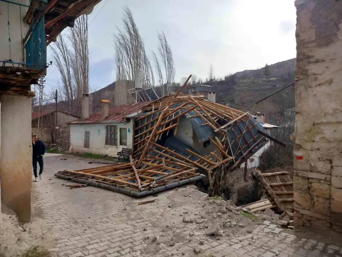 Bozkır\'da Fırtına Çatıları Uçurdu