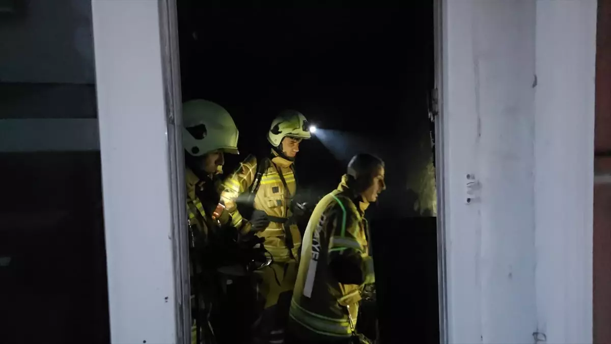 İnegöl\'de 3 Katlı Binada Yangın