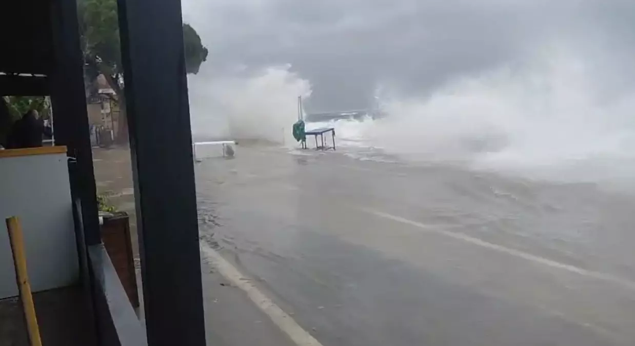 Bursa\'da Fırtına ve Yağış Hayatı Felç Etti