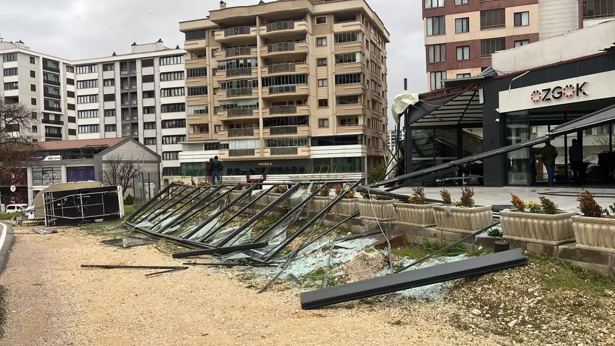 Fırtına Bursa\'da Zarar Verdi