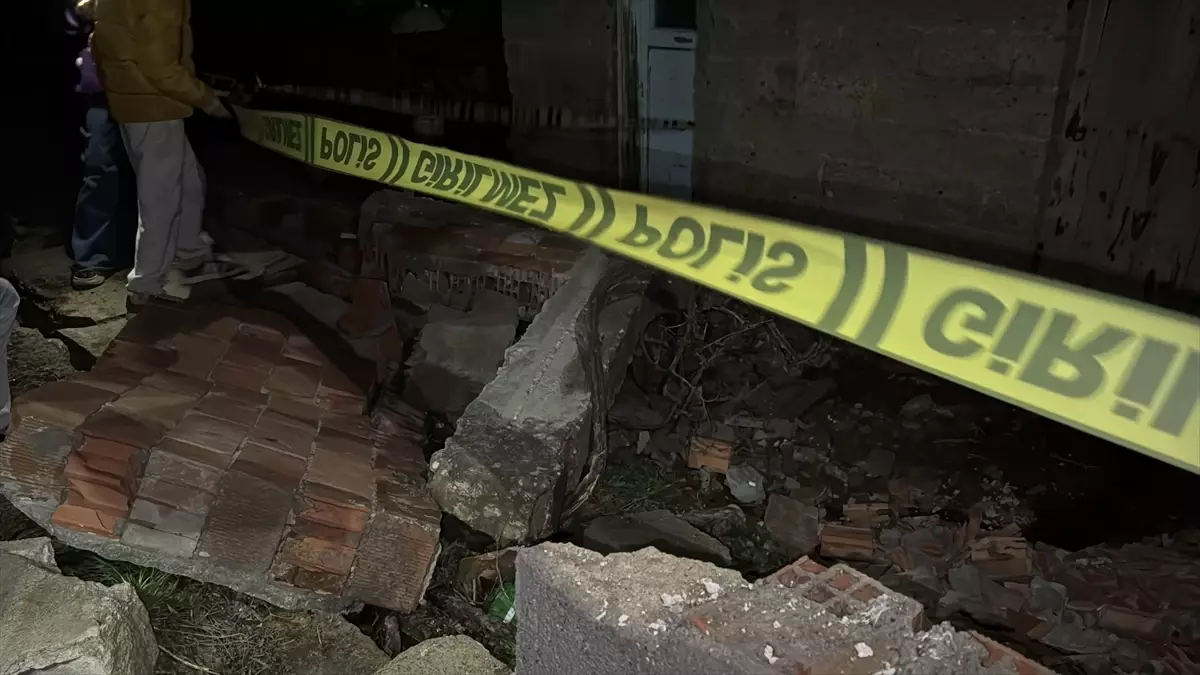 Metruk Binanın Duvarı Çöktü, Genç Hayatını Kaybetti