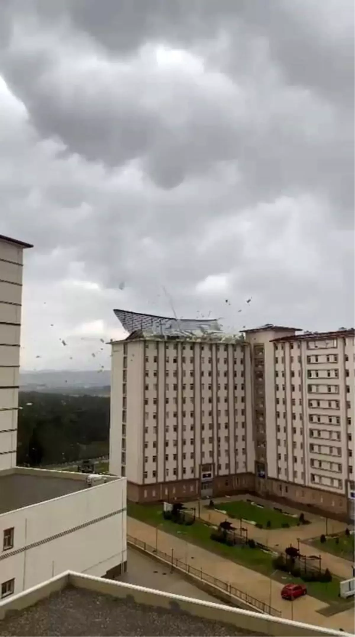 Bursa\'da Fırtına Çatıları Uçurdu