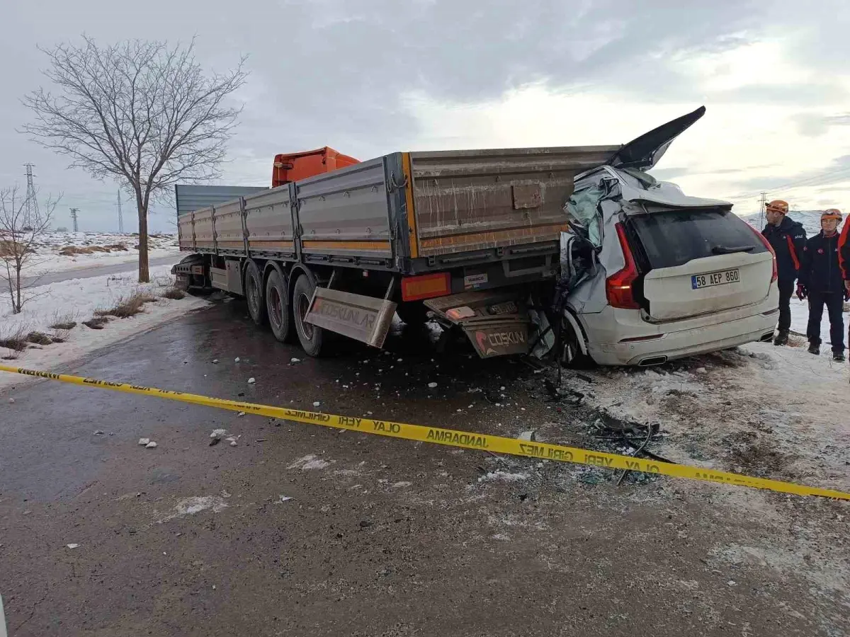 Sivas\'ta Buzlanma Trafik Kazası: İş Adamı Vefat Etti