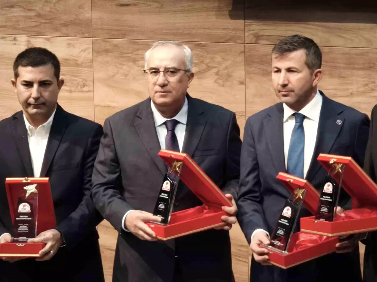 Çameli\'ne çağ atlatan Başkan Arslan\'a \'Yılın En Başarılı İlçe Belediye Başkanı\' ödülü verildi