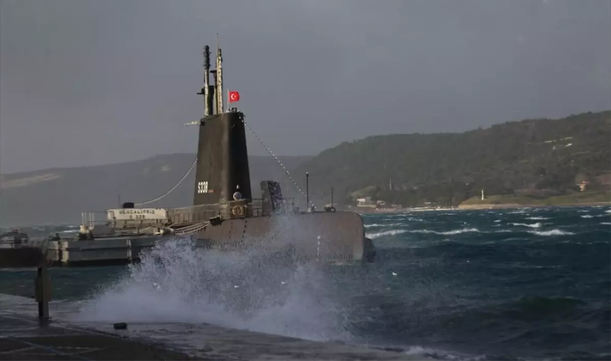 Çanakkale Boğazı\'nda Fırtına Nedeniyle Gemi Trafiği Durduruldu