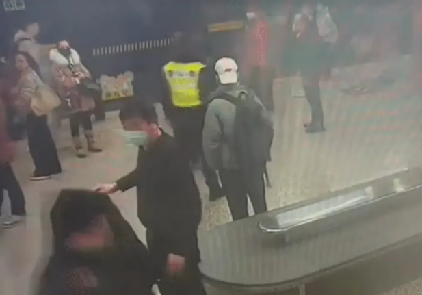 Cebindeki powerbank bomba gibi patlayan yolcu alevler içinde kaldı