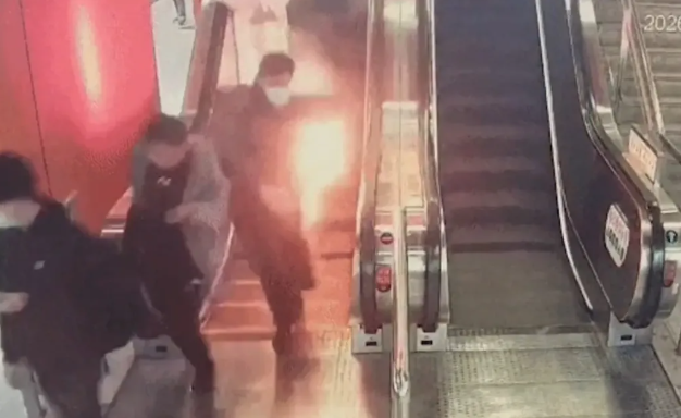 Cebindeki powerbank bomba gibi patlayan yolcu alevler içinde kaldı