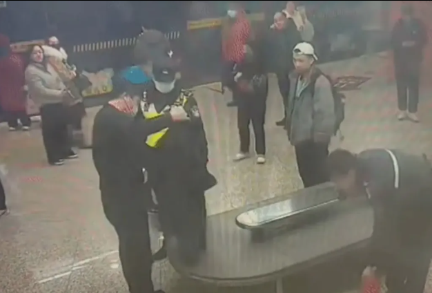 Cebindeki powerbank bomba gibi patlayan yolcu alevler içinde kaldı