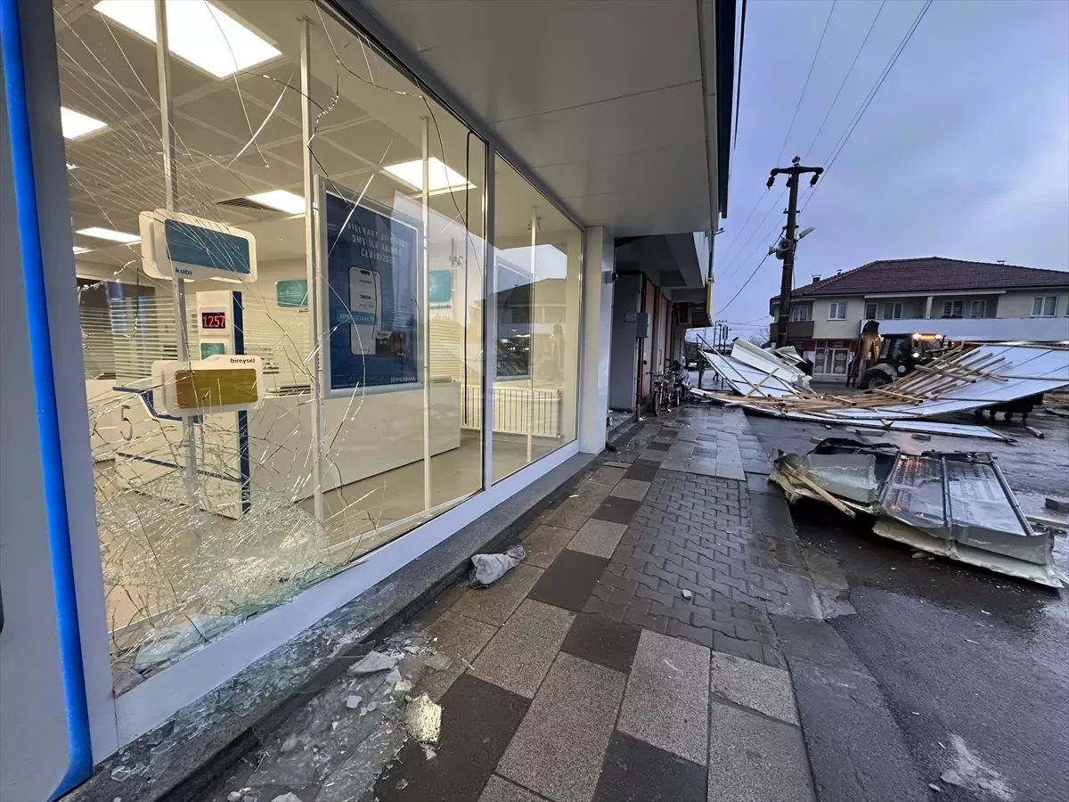 Düzce ve Kocaeli\'de Şiddetli Rüzgar Hasara Neden Oldu