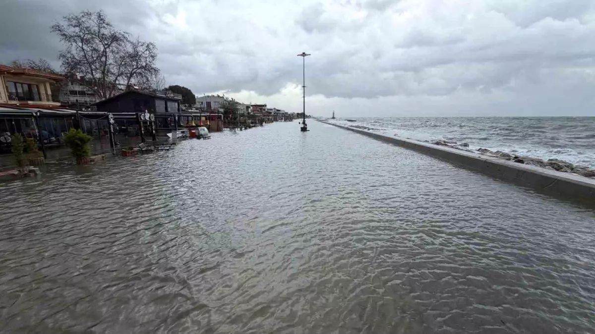 Edremit\'te Şiddetli Lodos Fırtınası Felç Etti