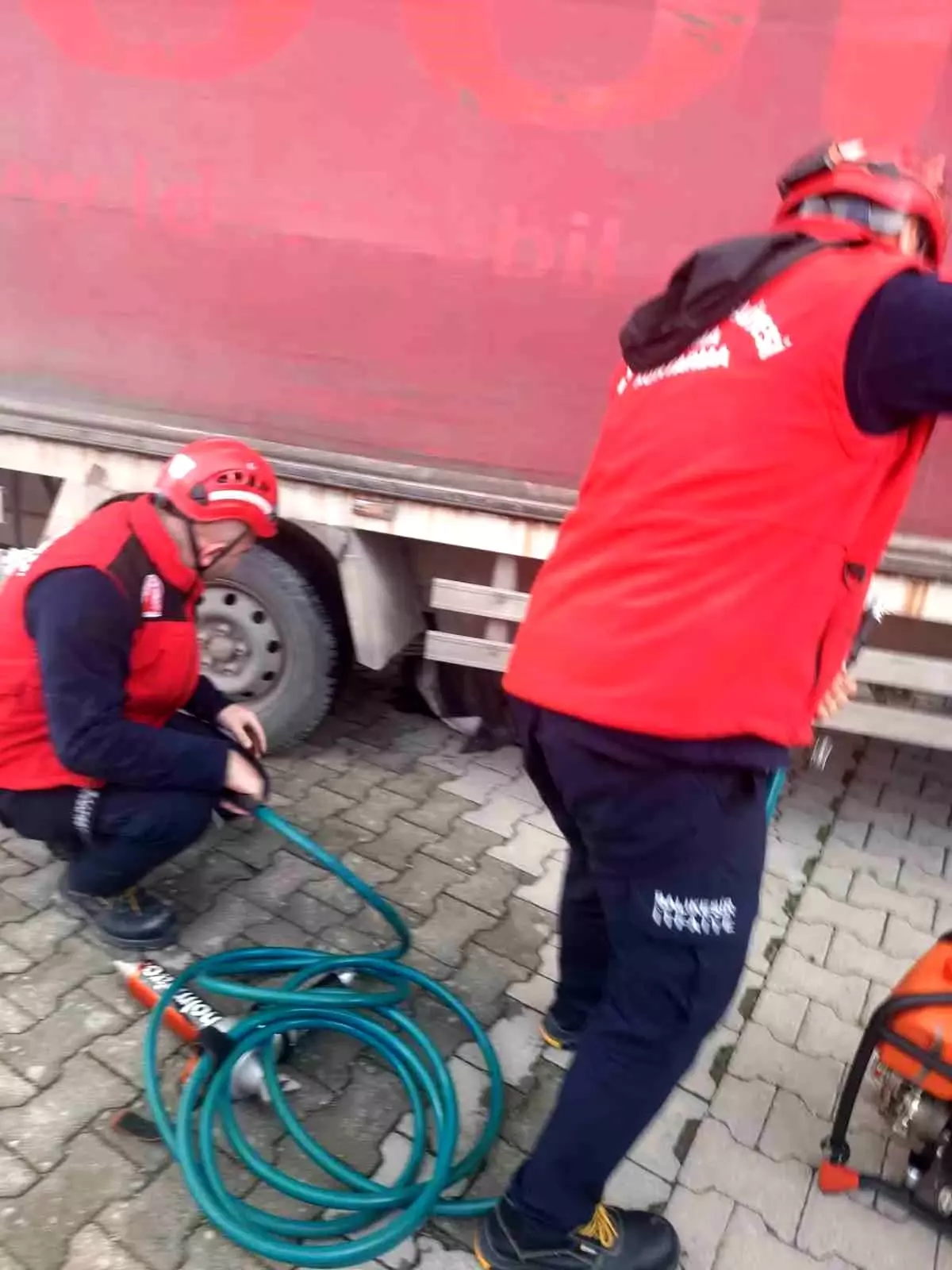 Edremit\'te kamyonun altında kalan vatandaşı itfaiye kurtardı