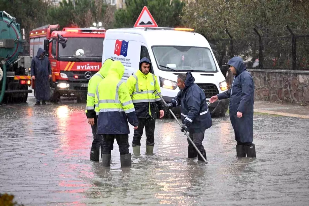 Ekiplerden sağanak yağışta yoğun mesai