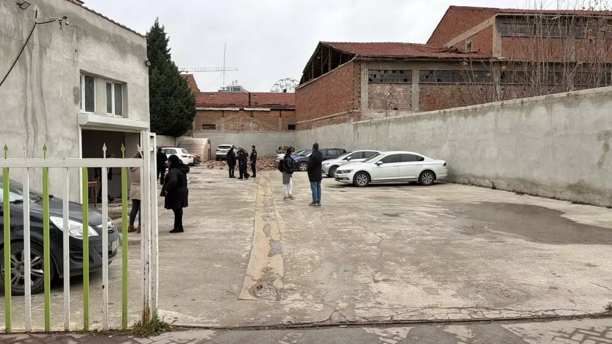 Eskişehir\'de Kuvvetli Rüzgar Araçlara Zarar Verdi