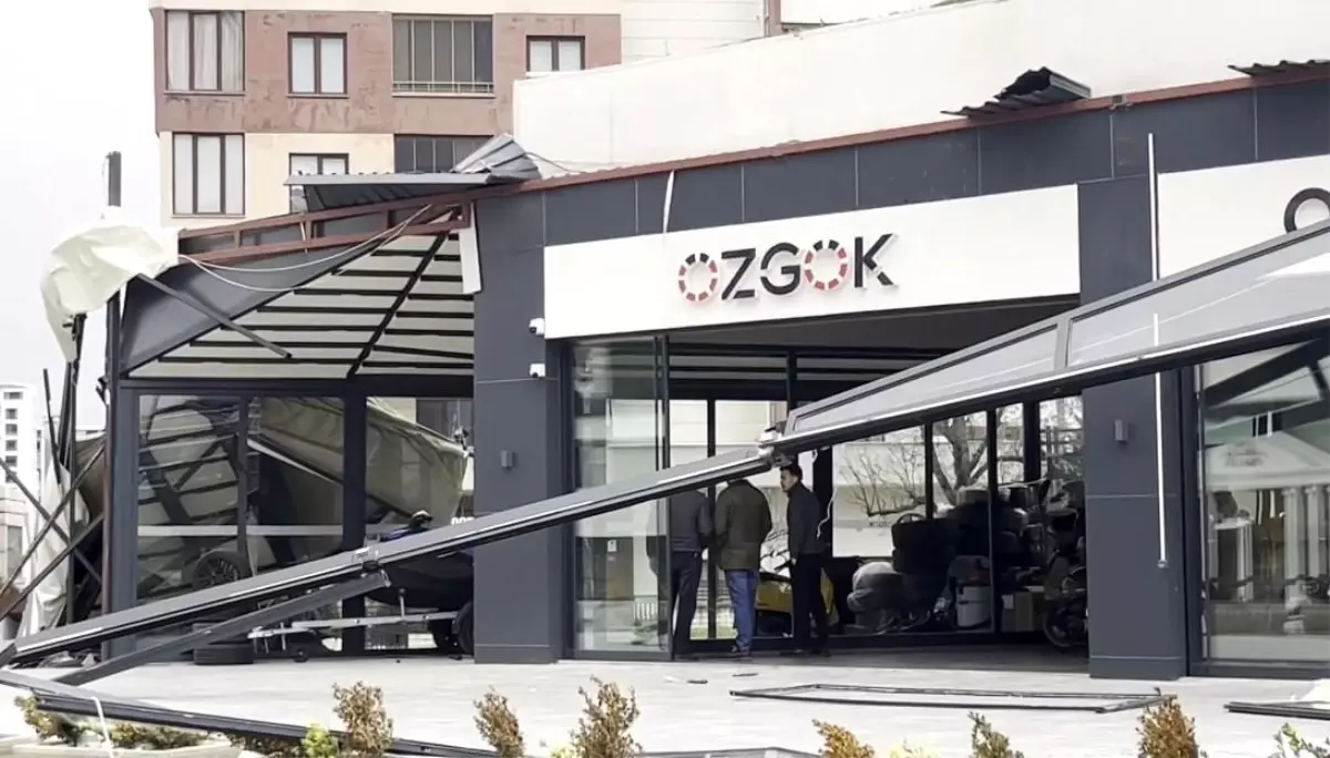 Fırtına çatıları uçurdu, karavanları devirdi