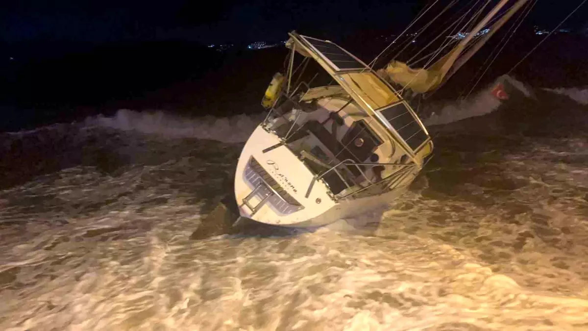 Milyonluk tekne şiddetli fırtına nedeniyle karaya oturdu