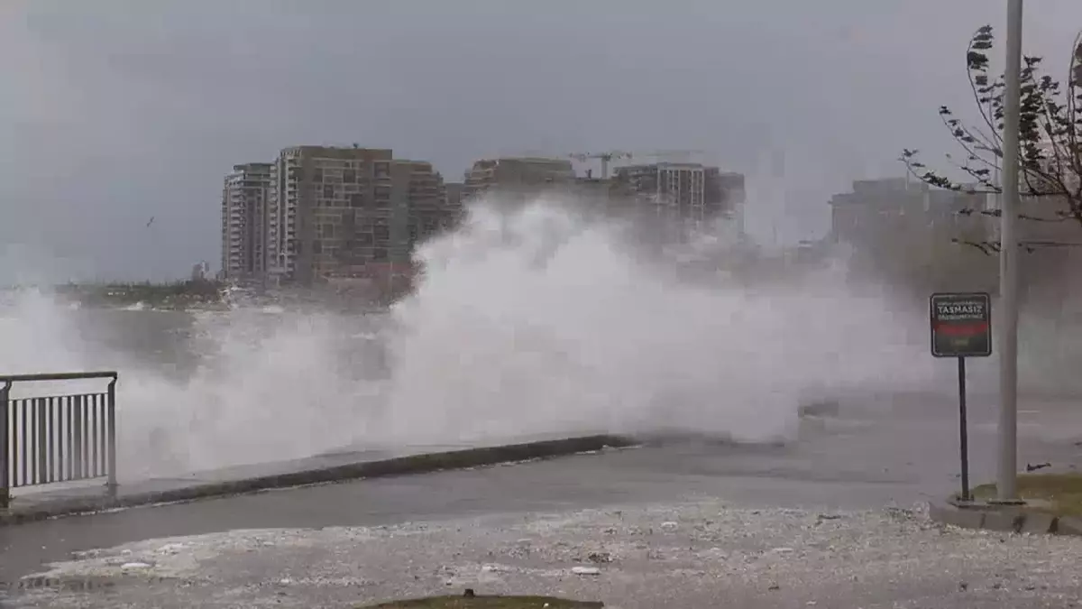 İstanbul\'da Fırtına Etkili Oluyor