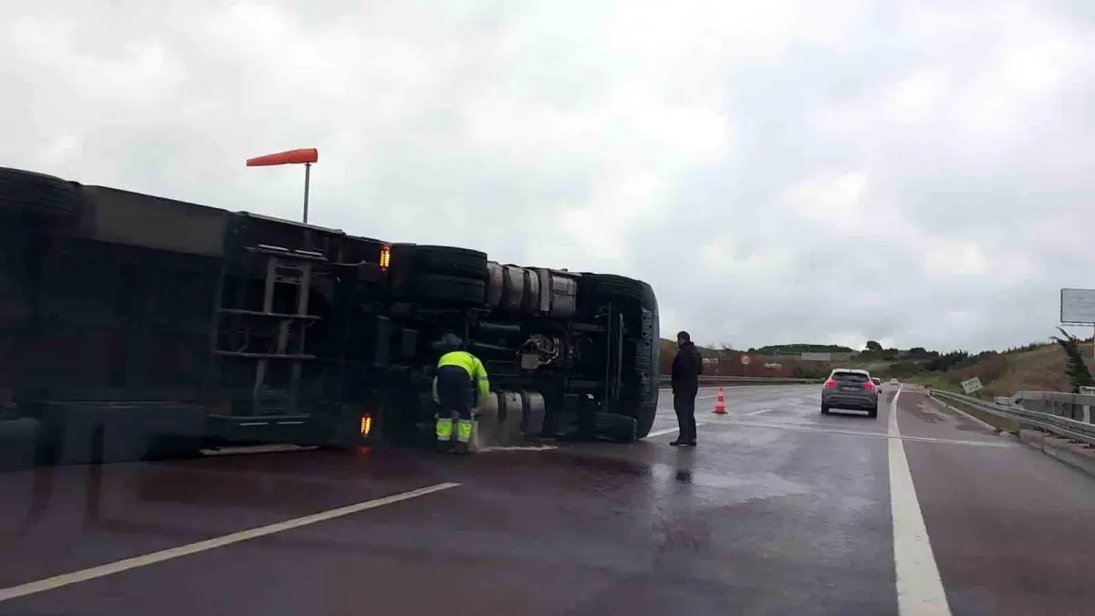 Bursa-İstanbul Otoyolunda Tır Devrildi