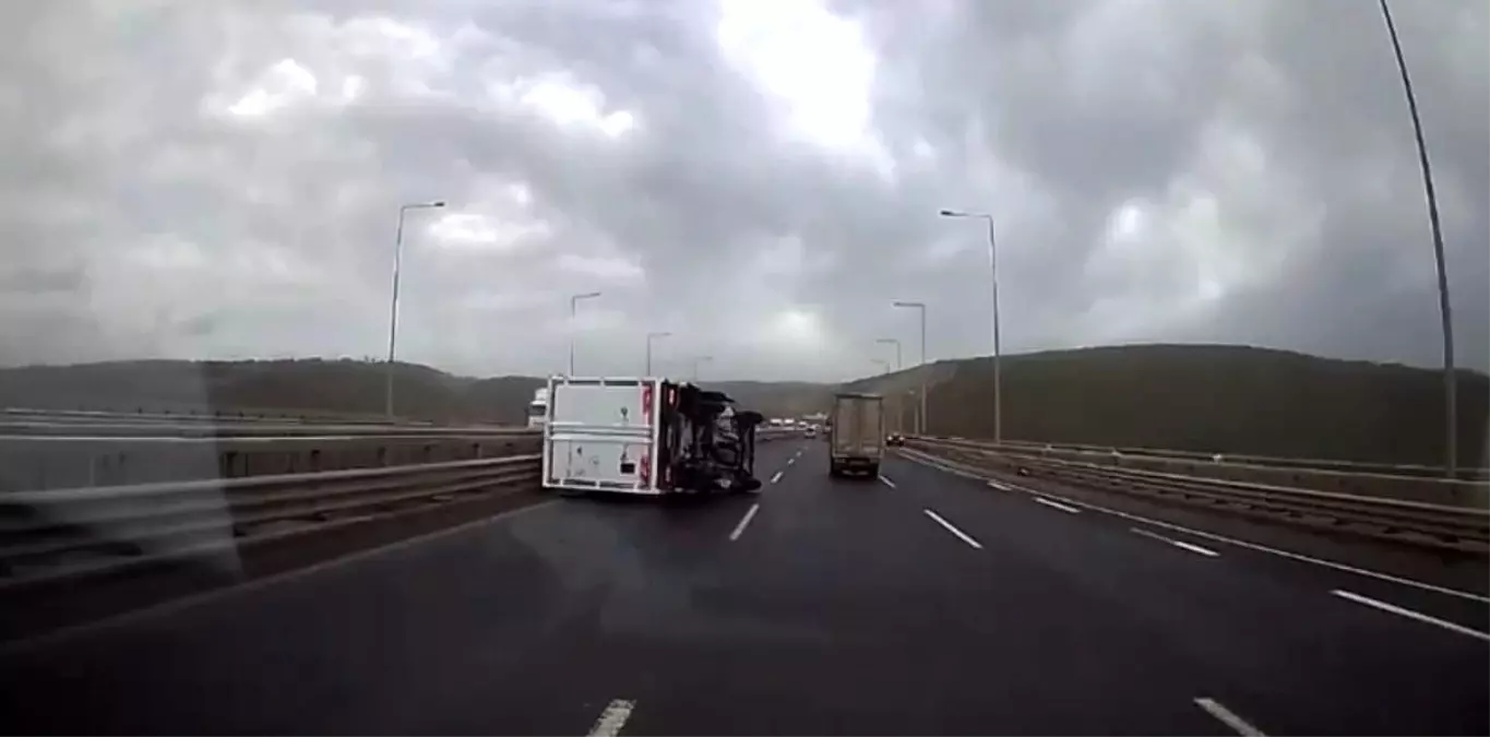 Kocaeli\'de Fırtına Kamyoneti Devirdi