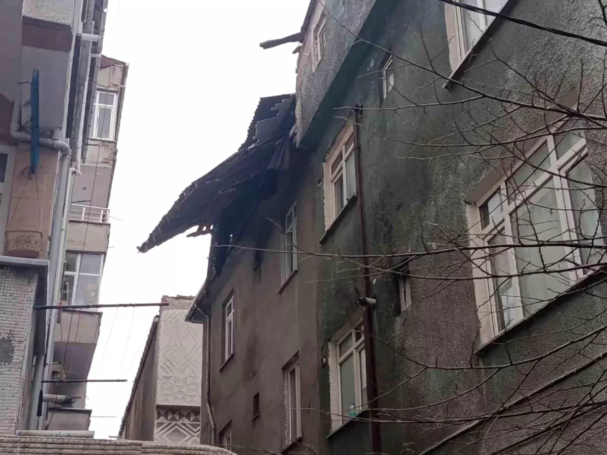 Küçükçekmece\'de Fırtına Panik Yarattı