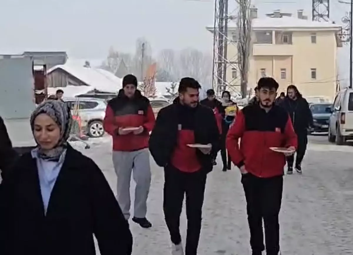 Üniversite Öğrencilerinden Hayvanlara Destek