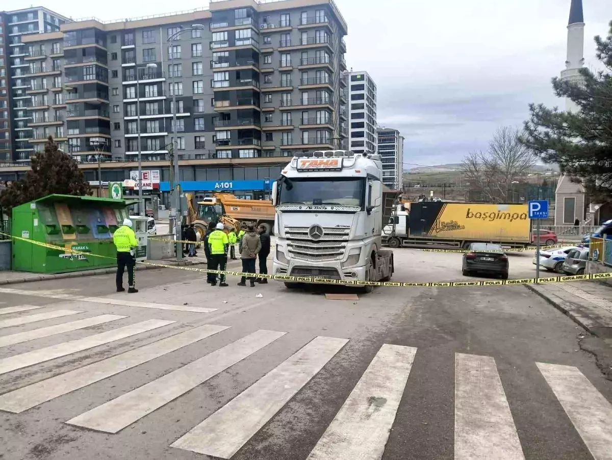 Ankara\'da Kamyon Çarptı: Yaşlı Kadın Ağır Yaralı
