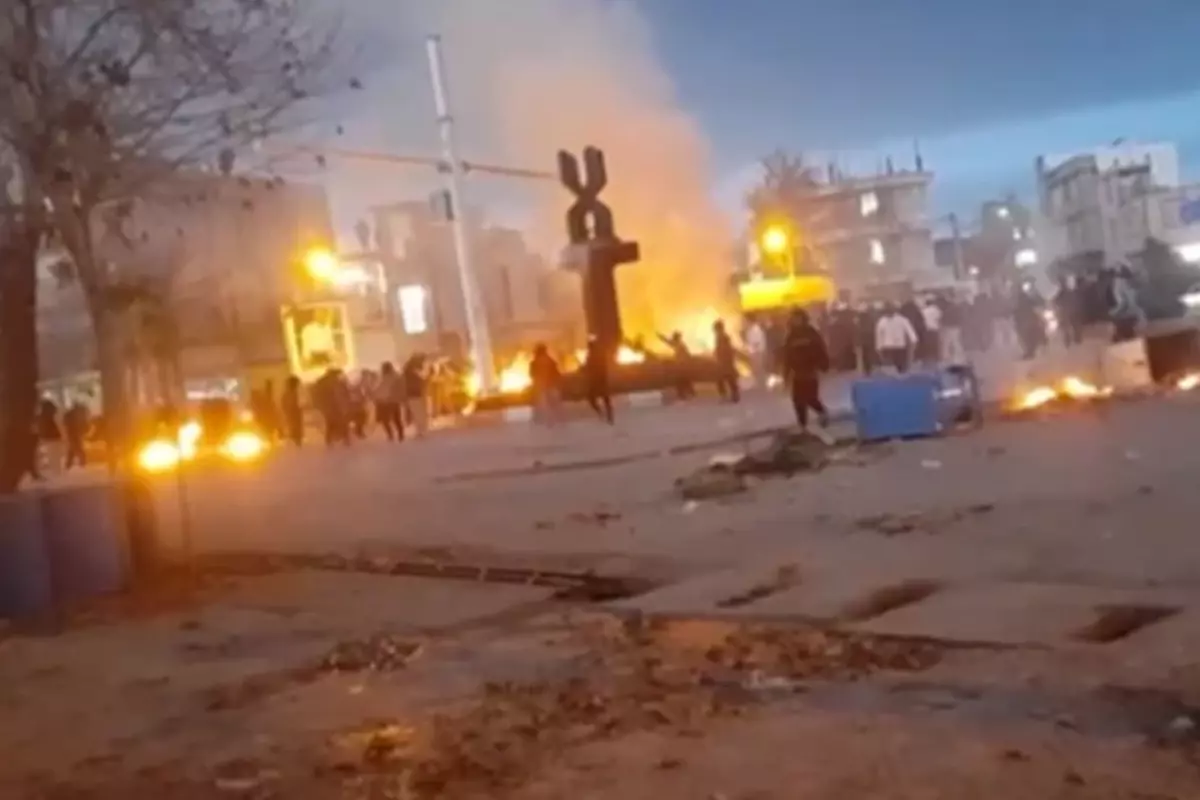 İran\'da Gösterilerde Polis Memuru Öldürüldü