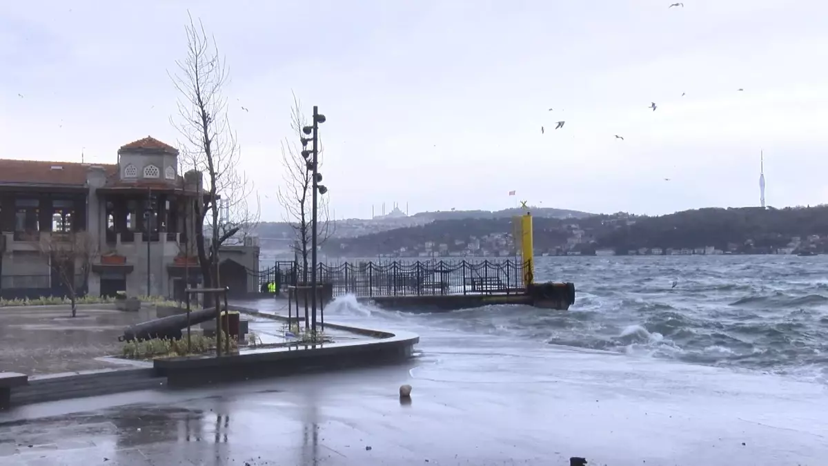 İstanbul\'da fırtına: Vapur seferleri iptal edildi