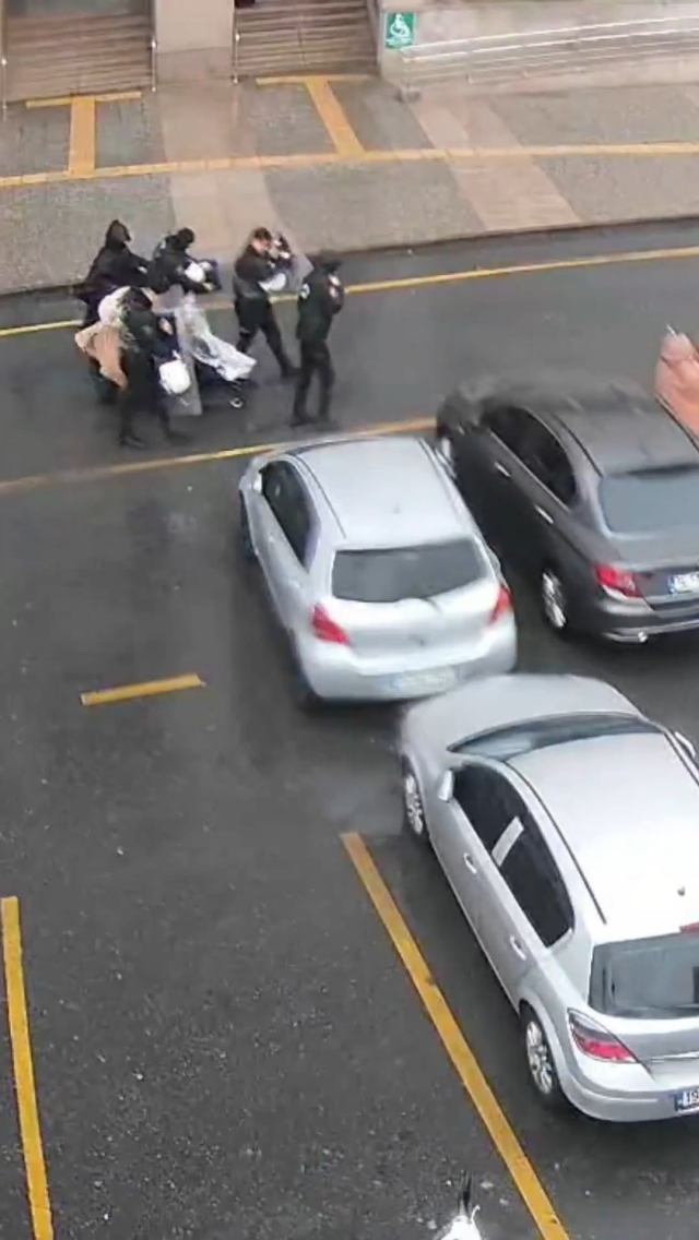 İstanbul'da polis kalkanı anne ve bebeğini fırtınadan korudu İstanbul'da polis kalkanı anne ve bebeğini fırtınadan korudu