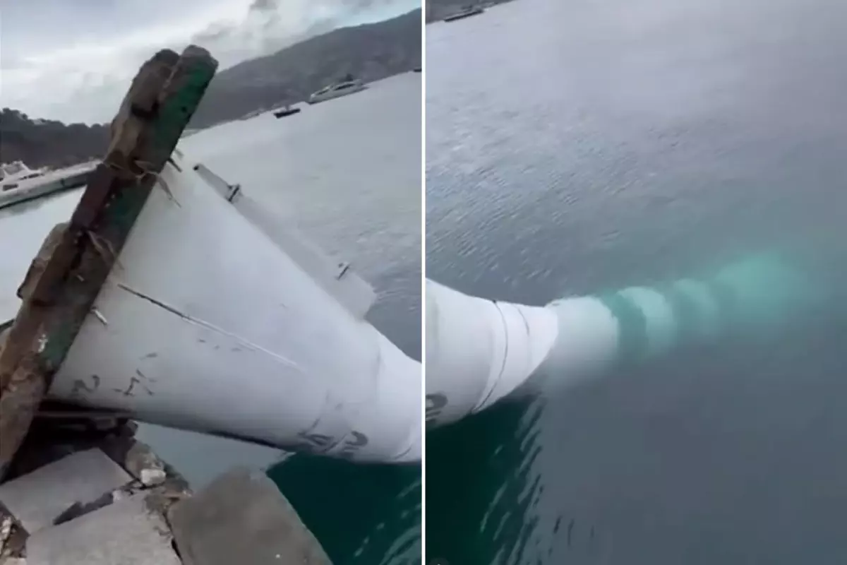 İstanbul\'da şiddetli fırtına deniz fenerini devirdi