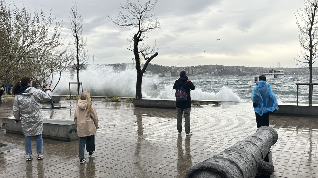 İstanbul'da şiddetli fırtına! Tüm vapur seferleri iptal edildi