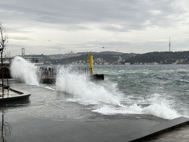 İstanbul'da şiddetli fırtına! Tüm vapur seferleri iptal edildi
