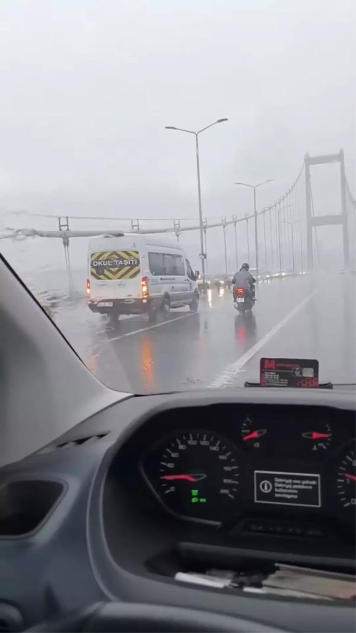 İstanbul-Fırtınada köprüyü geçmeye çalışan motosikletlilere diğer araçlar kalkan oldu