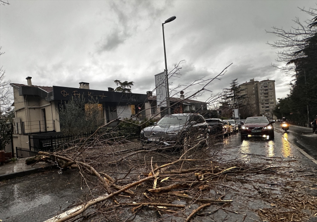İstanbul'u fırtına vurdu! Dev dalgalar tekneyi oyuncak gibi savurdu İstanbul'u fırtına vurdu! Dev dalgalar tekneyi oyuncak gibi savurdu